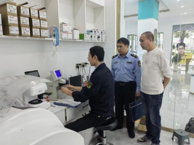 鉛山縣市管局開(kāi)展驗(yàn)配眼鏡店計(jì)量器具檢定與專(zhuān)項(xiàng)檢查，筑牢視力健康計(jì)量防線(xiàn)